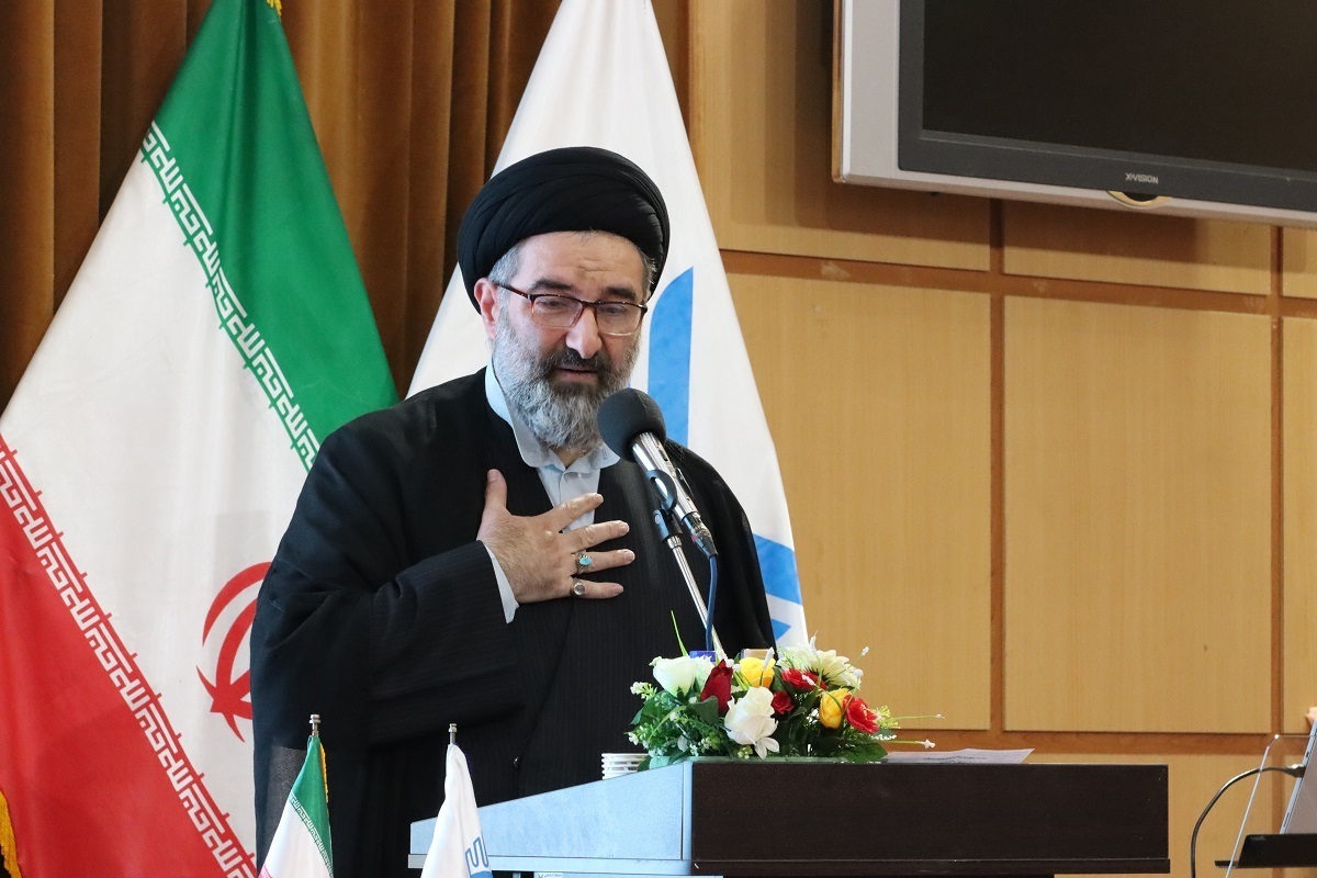 کارمندان و اعضای هیئت علمی برای ارتقای عملکرد دانشگاه تلاش کنند