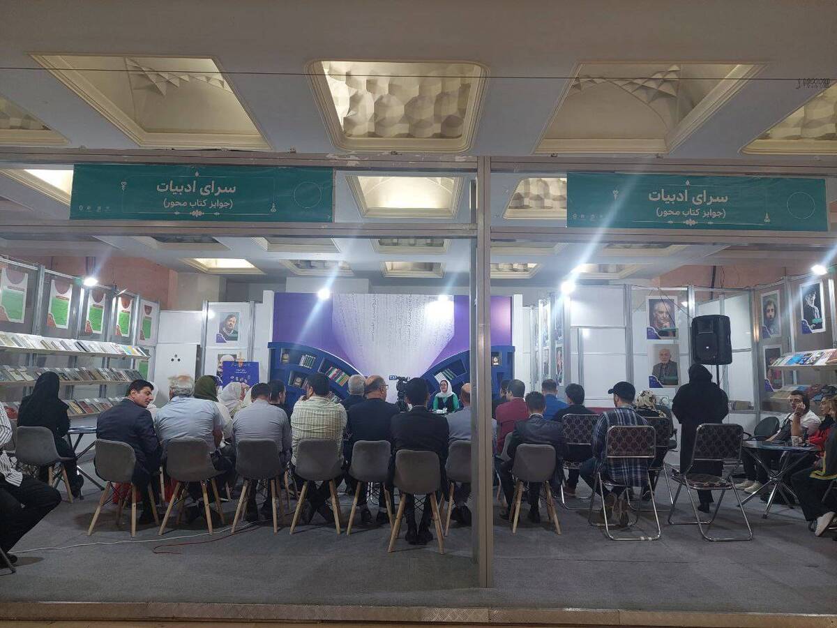 مردم شیفته شبهای شعر نمایشگاه کتاب شدند