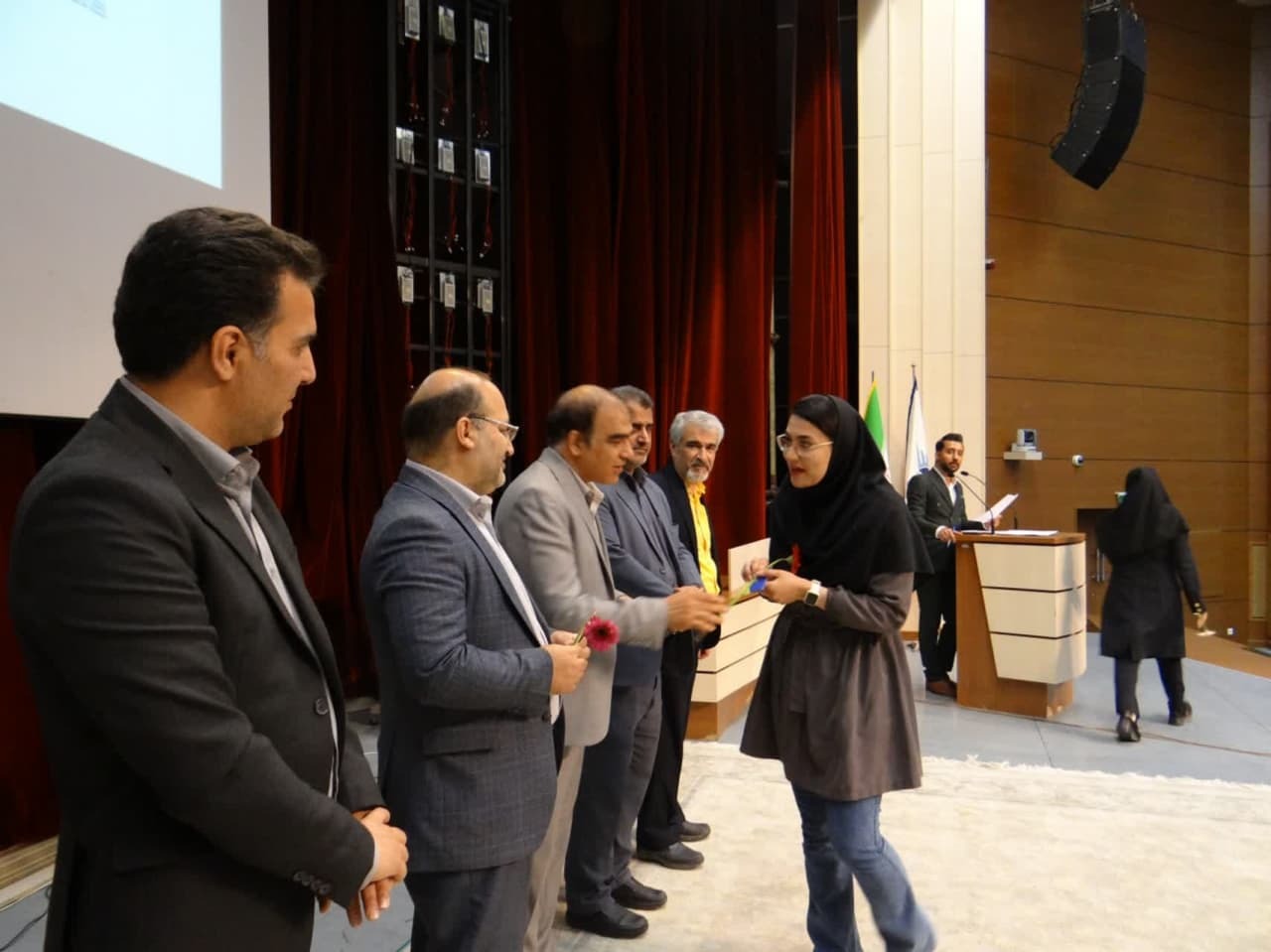 دانشجویان نخبه و ممتاز علمی به کمک دانشگاه آزاد اصفهان بیایند