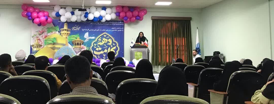 اهتزاز پرچم امام رضا(ع) در گلزار شهدا با طعم شعر رضوی اهتزاز پرچم امام رضا(ع) در گلزار شهدا با طعم شعر رضوی