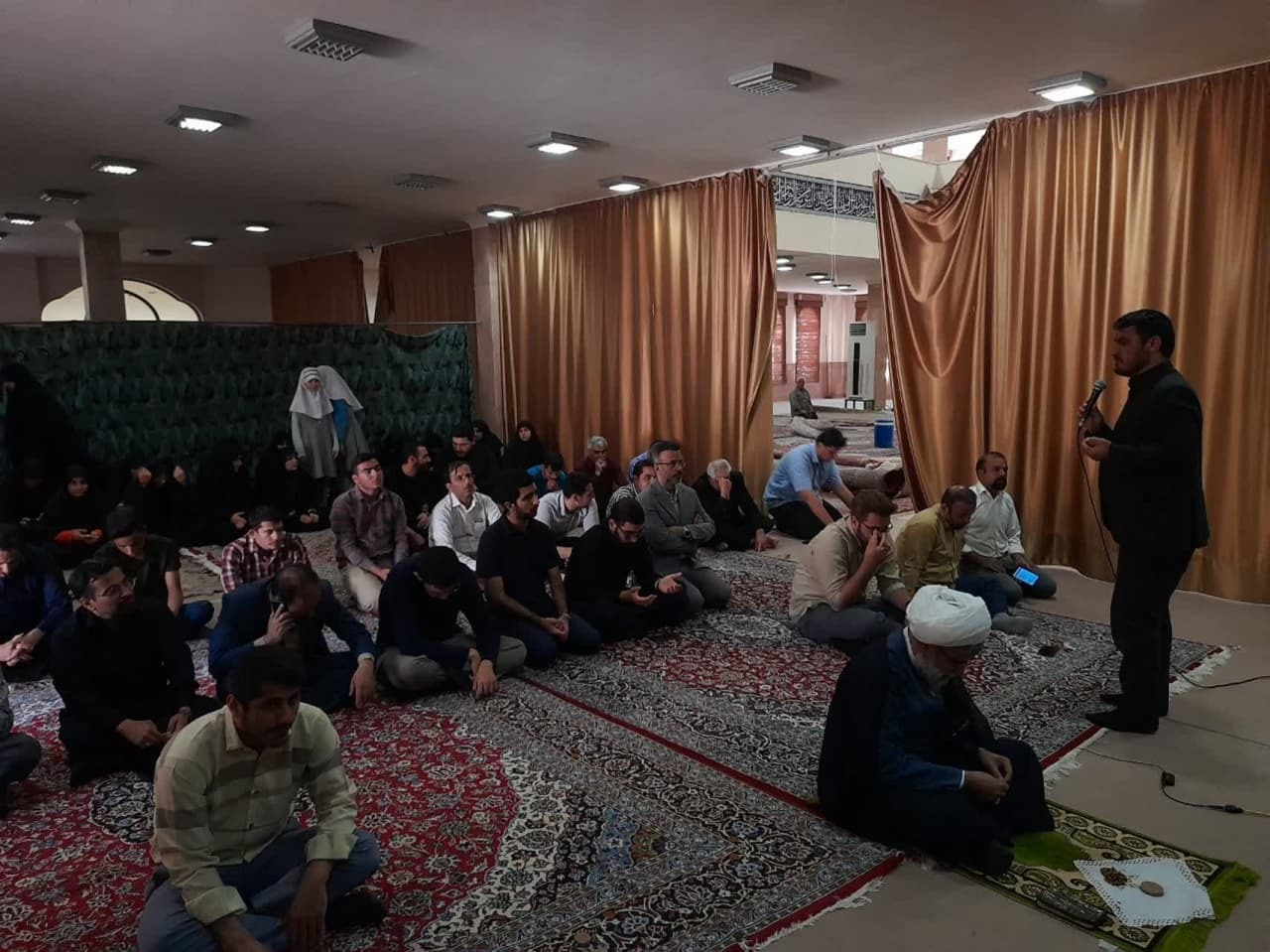 فراق یار نه آن میکند که بتوان گفت/ اشک ماتم دانشگاهیان در سوگ خادمالرضا(ع) فراق یار نه آن میکند که بتوان گفت/ اشک ماتم دانشگاهیان در سوگ خادمالرضا(ع)