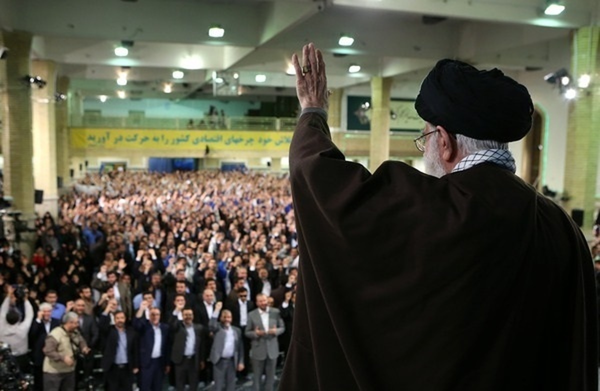 جمعی از کارگران تا دقایقی دیگر با رهبر انقلاب دیدار می‌کنند