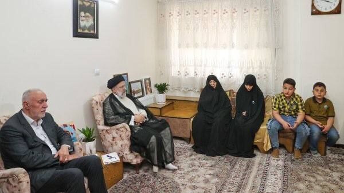 بازدید رئیسی از بیمارستان شهدای یافتآباد رئیس جمهور به منزل شهید مدافع حرم رفت