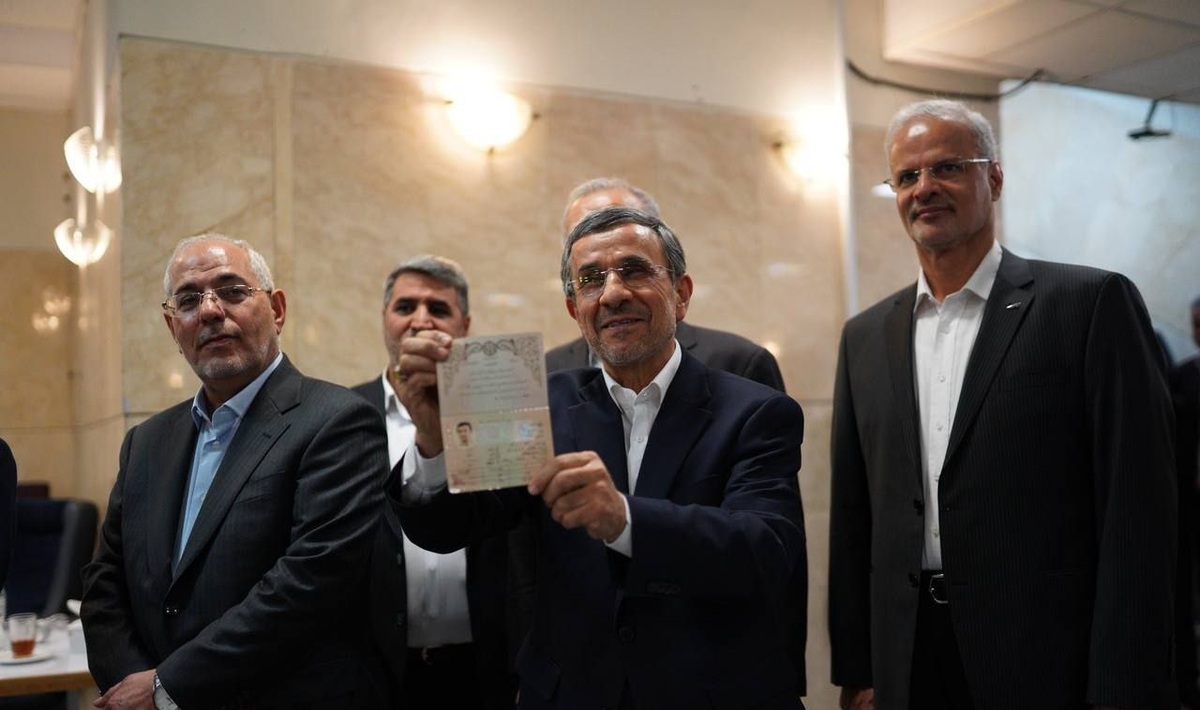 محمود احمدینژاد در انتخابات ریاست جمهوری ثبتنام کرد/ بنا به فرمان ملت آمدهام