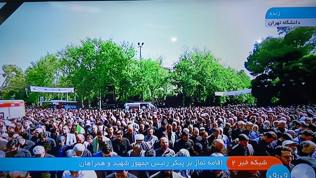 مراسم اقامه نماز رهبر انقلاب بر پیکر رئیس جمهور شهید و همراهان وی آغاز شد