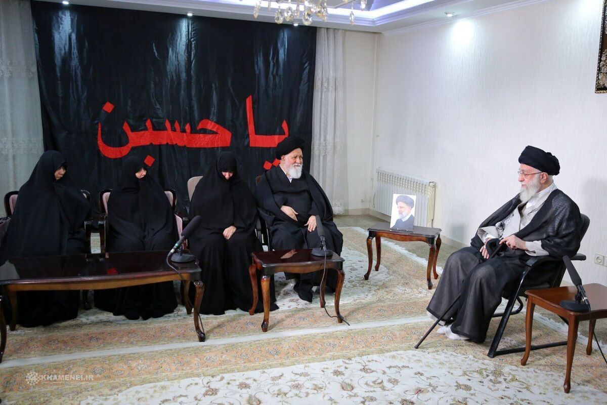 حضور رهبر معظم انقلاب در منزل رئیس‌ جمهور شهید