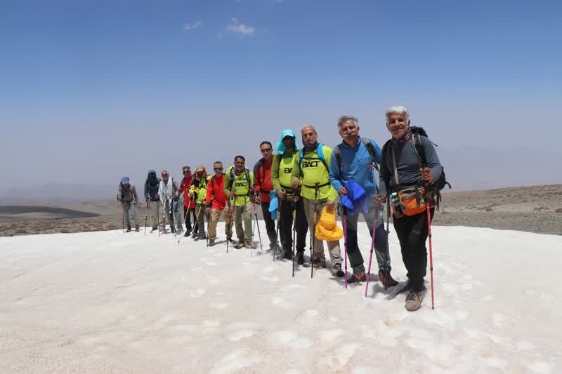 صعود کوهنوردان دانشگاه آزاد بندرعباس به قلهی شیرکوه یزد صعود کوهنوردان دانشگاه آزاد بندرعباس به قلهی شیرکوه یزد