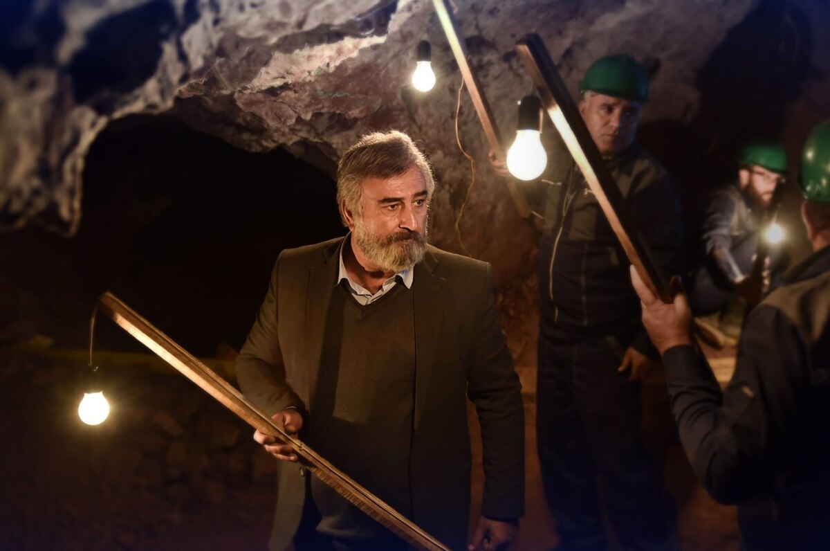 «آبی روشن» صاحب پوستر شد