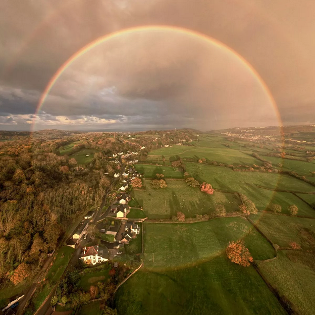 رنگین کمانها یک دایره کامل را تشکیل میدهند! رنگین کمانها یک دایره کامل را تشکیل میدهند!