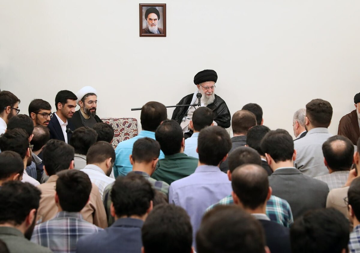 رهبر انقلاب: ارزش نخبه خیلی بالاتر از مدال است/ هر دولتی که سرکار بیاید باید استقلال سیاسی کشور را حفظ کند