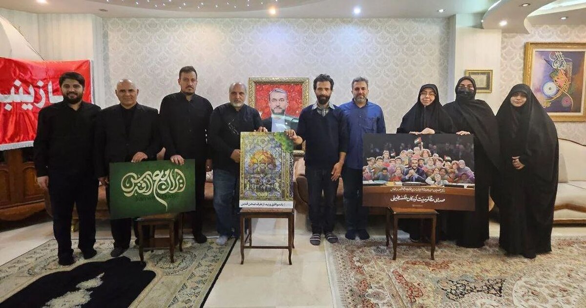 هنرمندان تجسمی آثار خود را به خانواده شهید امیرعبداللهیان تقدیم کردند