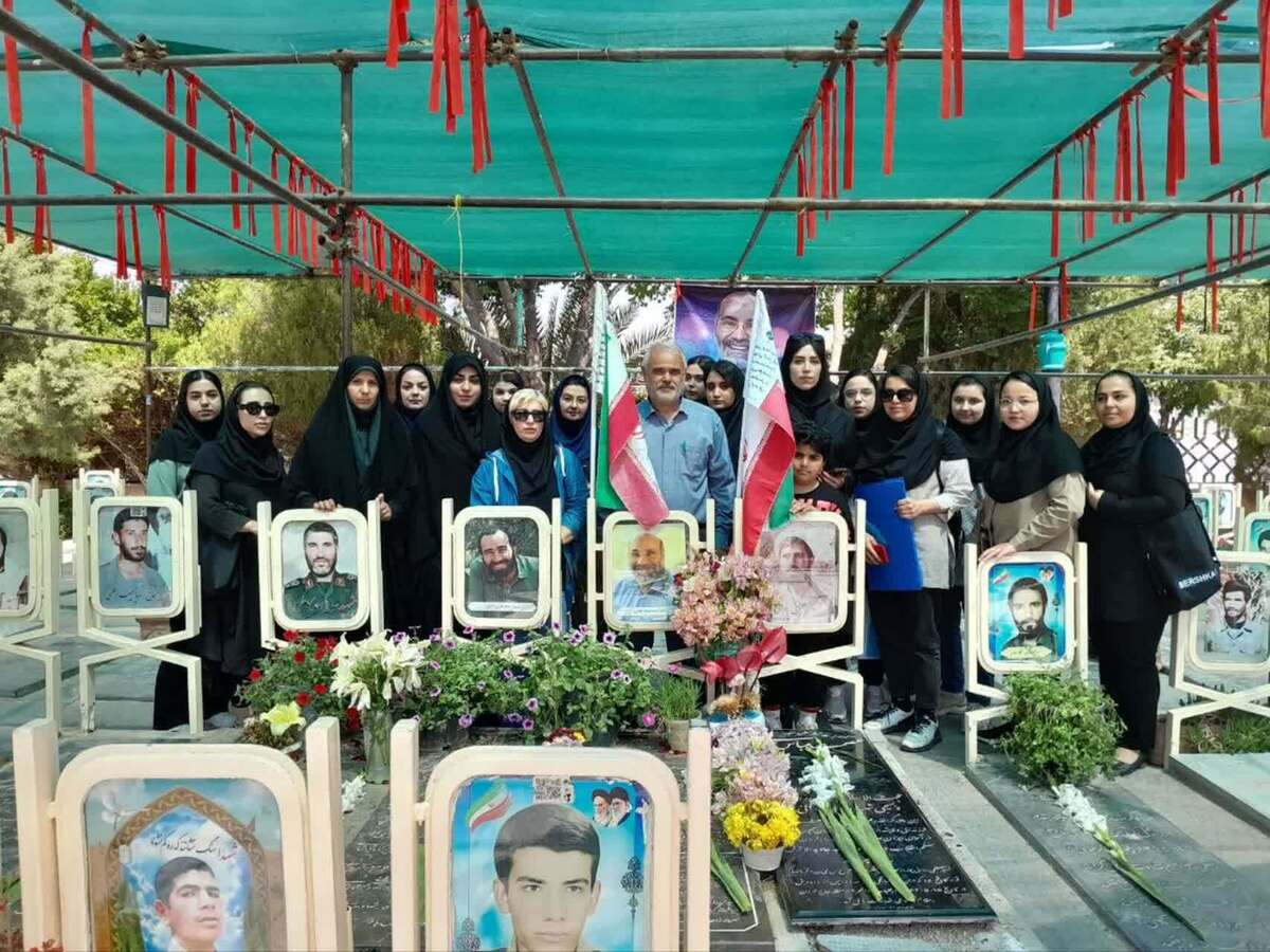 زنگ دفاع مقدس در گلزار شهدا دانشجویان پشت خاکریز شهدا خیمه زدند