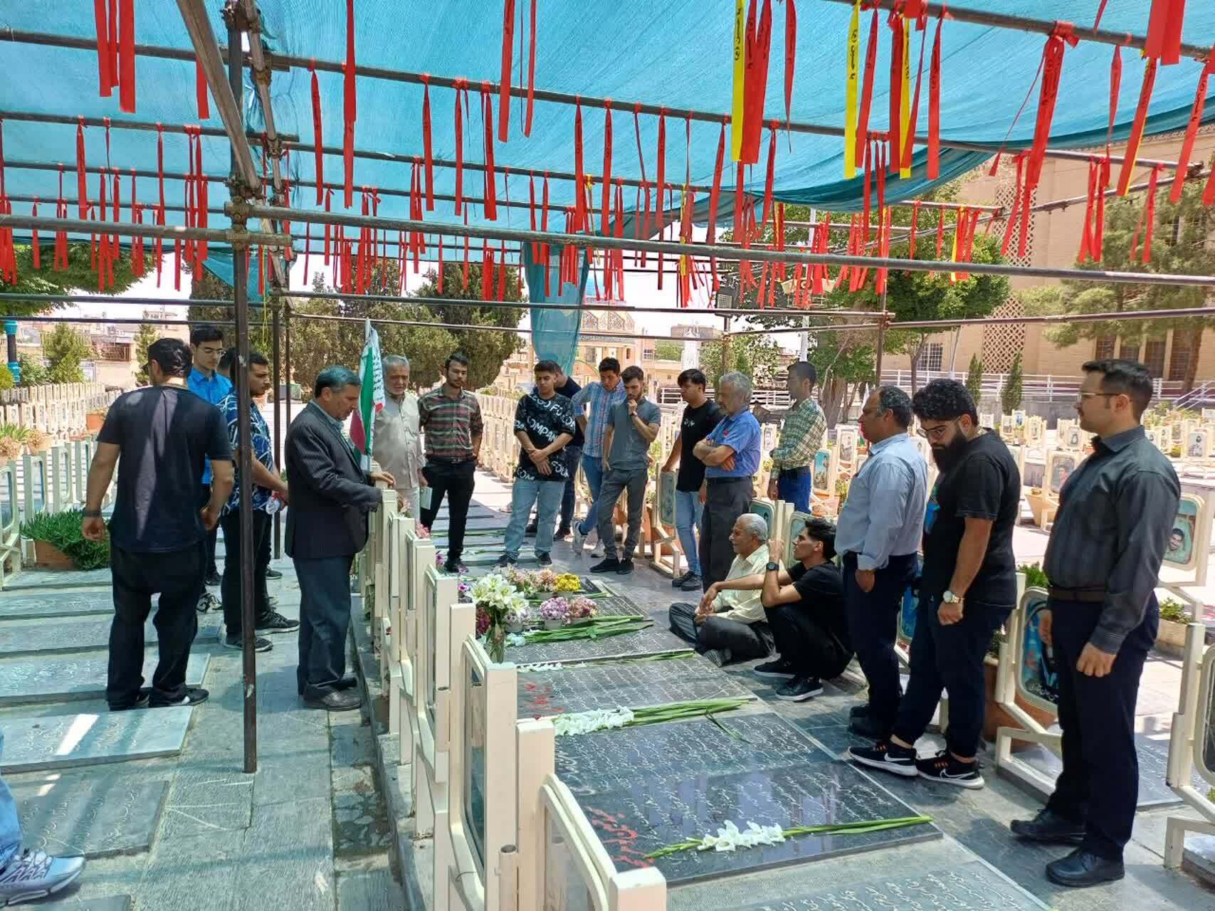 زنگ دفاع مقدس در گلزار شهدا/ دانشجویان پشت خاکریز شهدا خیمه زدند زنگ دفاع مقدس در گلزار شهدا/ دانشجویان پشت خاکریز شهدا خیمه زدند