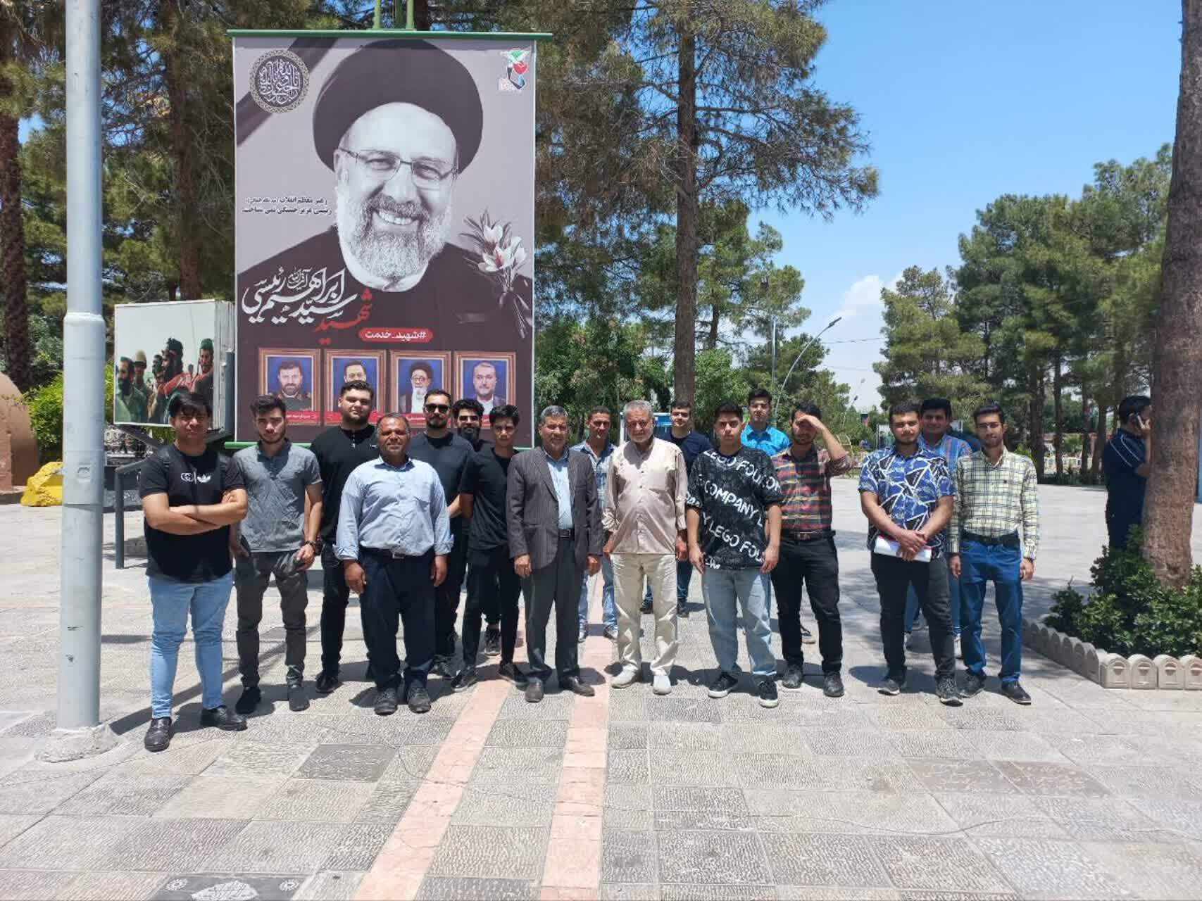 زنگ دفاع مقدس در گلزار شهدا/ دانشجویان پشت خاکریز شهدا خیمه زدند زنگ دفاع مقدس در گلزار شهدا/ دانشجویان پشت خاکریز شهدا خیمه زدند