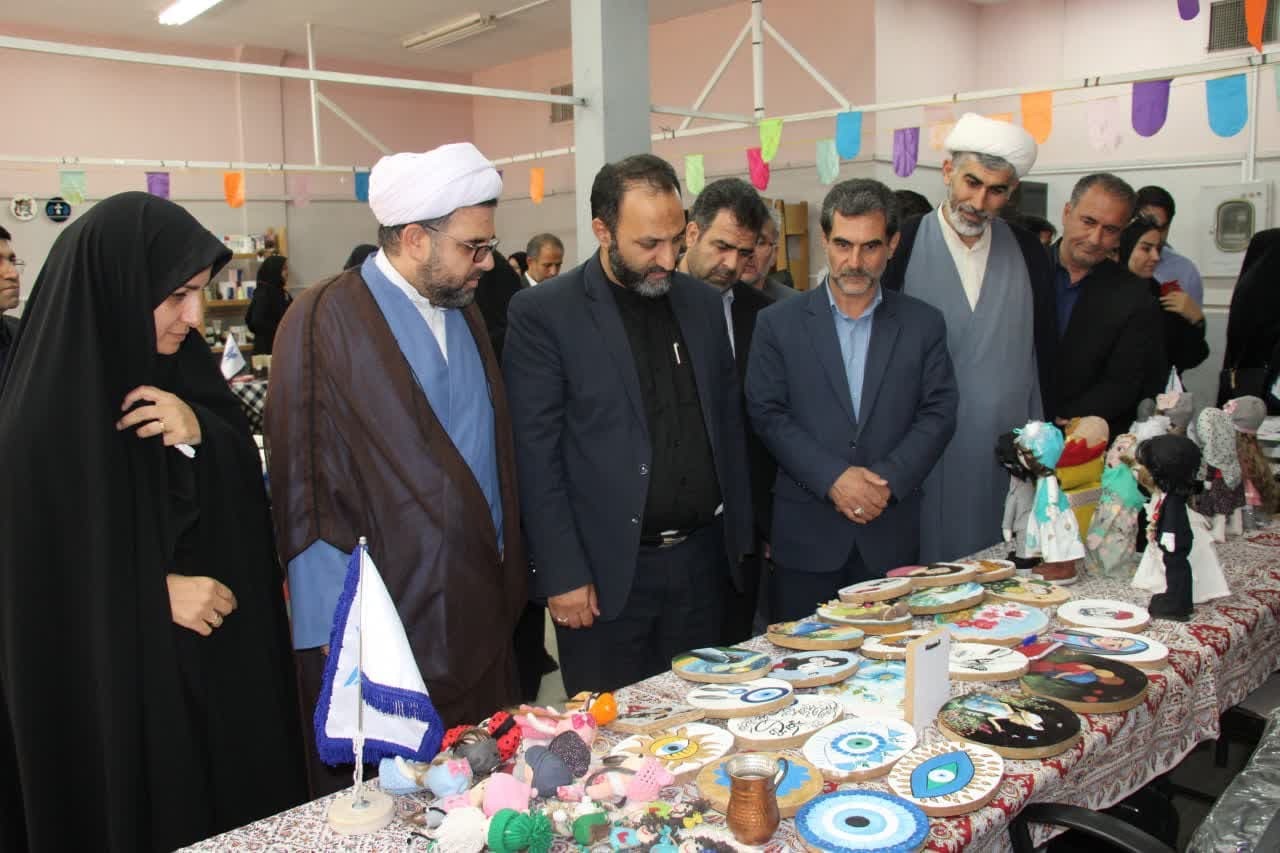 گشایش نمایشگاه صنایع خلاق و نوآورانه دانشگاه آزاد خرمآباد با ۱۵ غرفه گشایش نمایشگاه صنایع خلاق و نوآورانه دانشگاه آزاد خرمآباد با ۱۵ غرفه