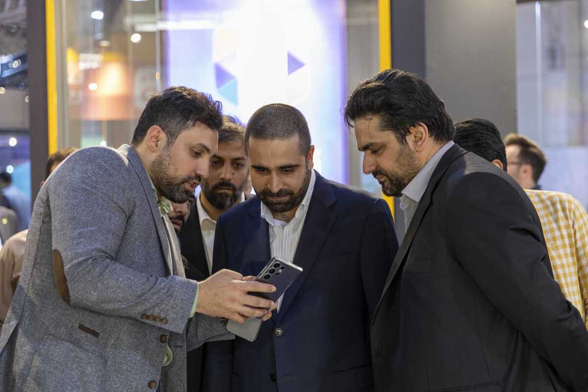 بازدید رئیس مرکز ملی فضای مجازی از نمایشگاه الکامپ