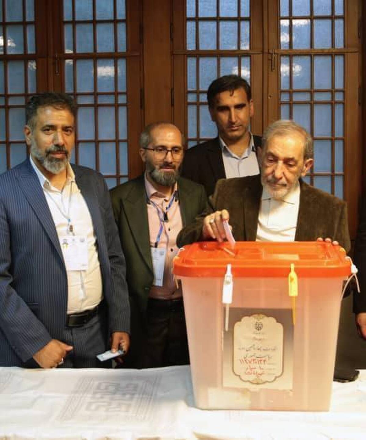 دکتر ولایتی رأی خود را به صندوق انداخت