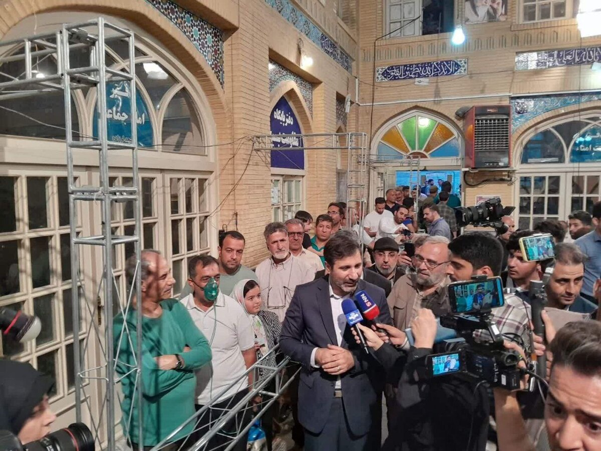 سخنگوی شورای نگهبان در بازدید از مسجد لرزاده با خبرنگاران گفتوگو کرد مردم نیز از مشکلاتشان گفتند
