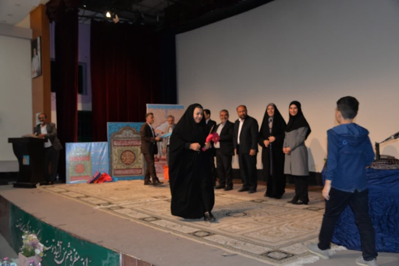 روزنامهنگاری که با «نیلبک» شاعر شد؛ چالش با مشاعره مشروط/ کاش یک ساعت شقایق میشدم روزنامهنگاری که با «نیلبک» شاعر شد؛ چالش با مشاعره مشروط/ کاش یک ساعت شقایق میشدم