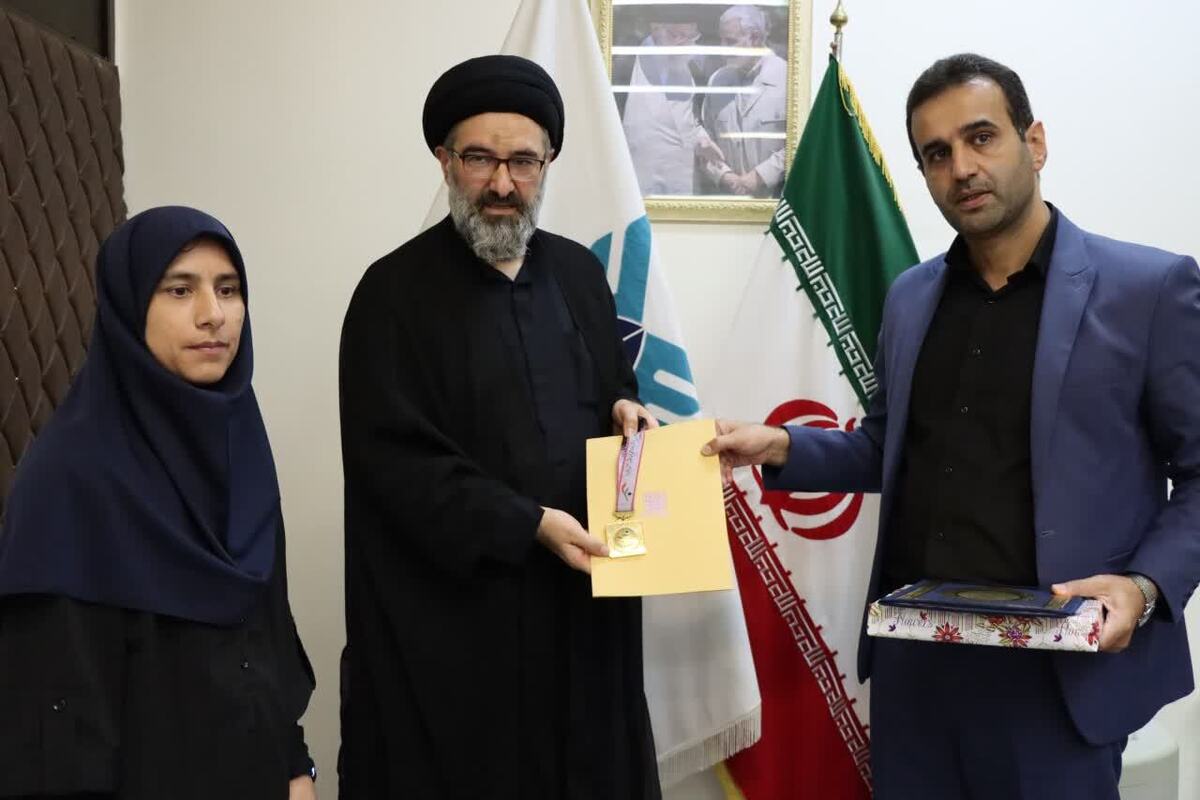 اهدای مدال طلای بازیکن فوتسال به موکب شهید میرزا کوچکخان دانشگاه آزاد گیلان
