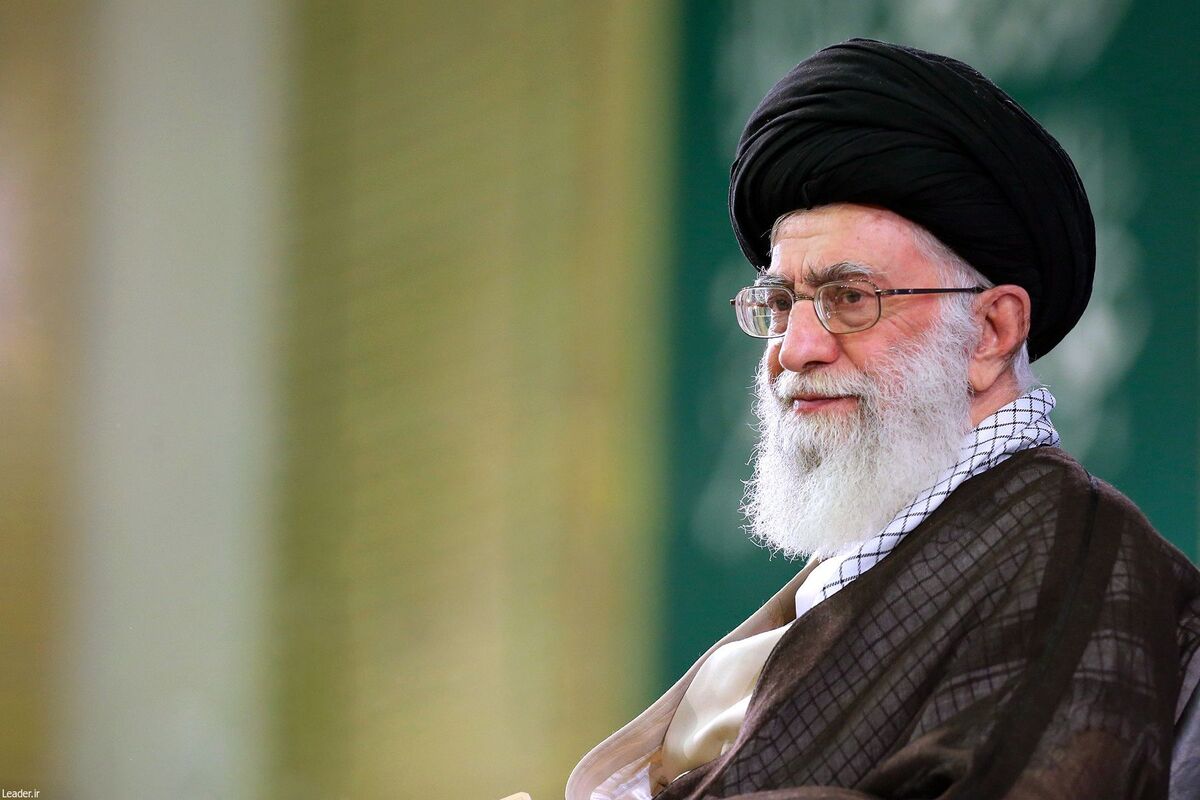 رهبر انقلاب چفیه خود را به یکی از عزاداران مراسم شب دوازدهم محرم اهدا کردند+فیلم