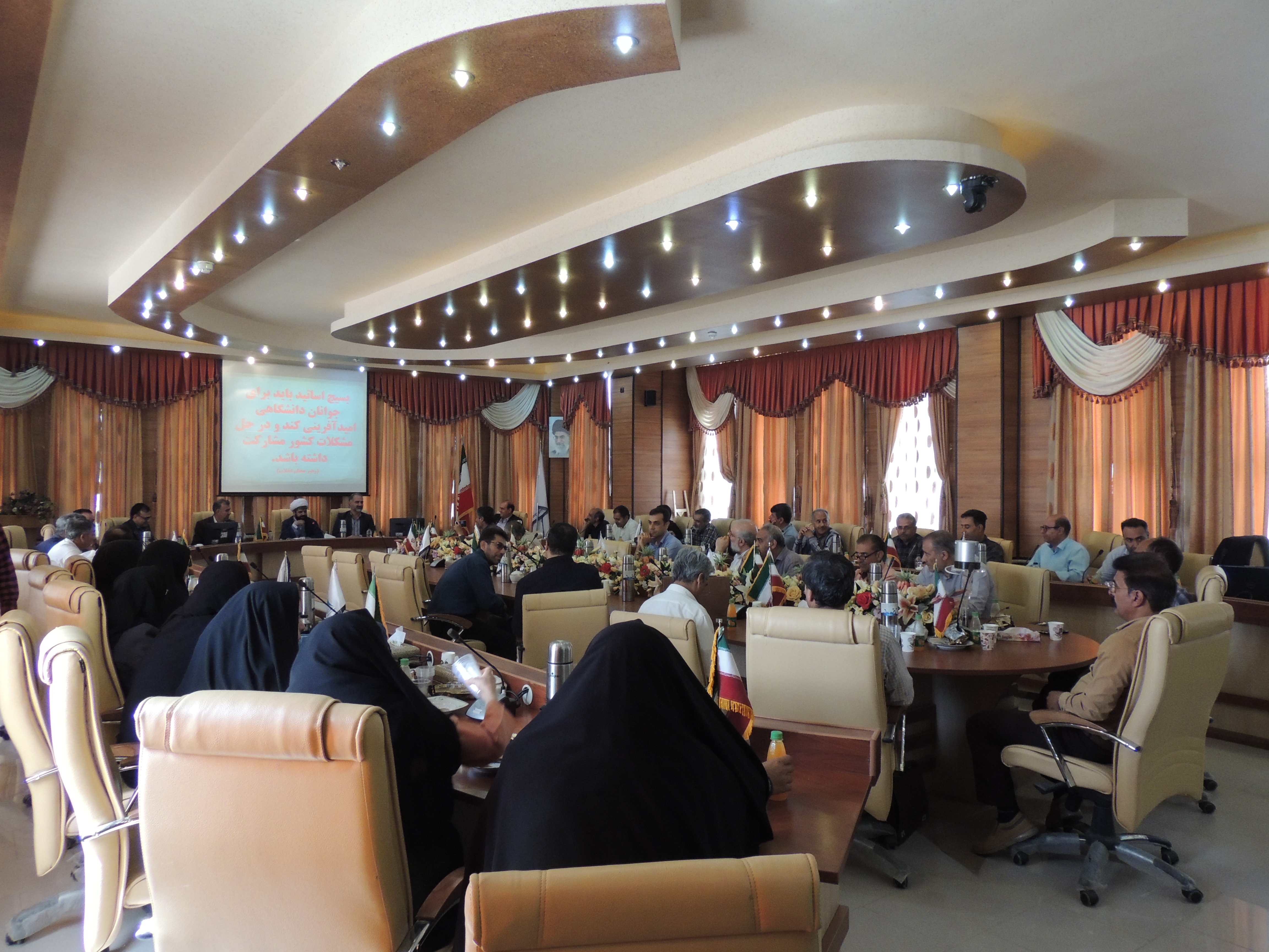 مردم سکان کشور را دست رئیس جمهور فرهیخته بسپارد