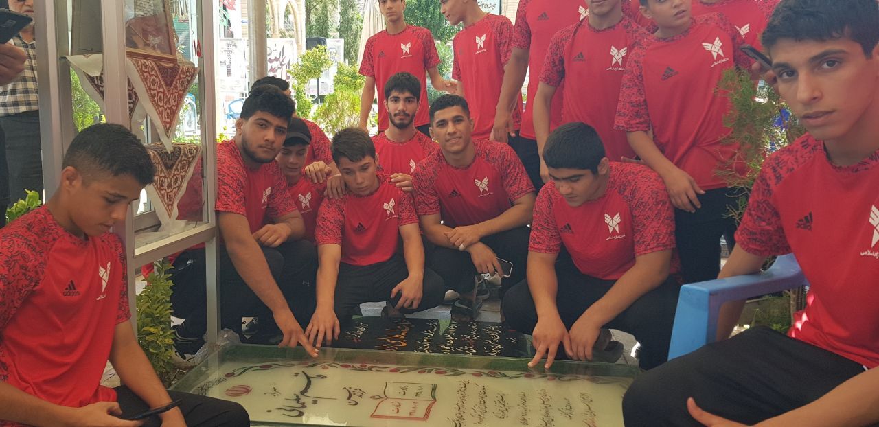 ادای احترام تیم کشتی آزاد نوجوانان دانشگاه آزاد مازندران به شهید سلیمانی ادای احترام تیم کشتی آزاد نوجوانان دانشگاه آزاد مازندران به شهید سلیمانی