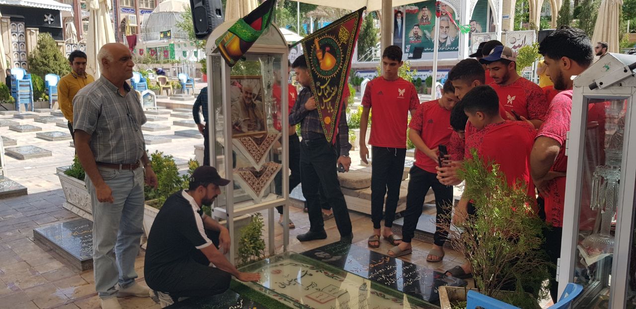 ادای احترام تیم کشتی آزاد نوجوانان دانشگاه آزاد مازندران به شهید سلیمانی ادای احترام تیم کشتی آزاد نوجوانان دانشگاه آزاد مازندران به شهید سلیمانی