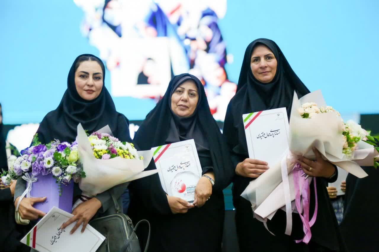 برتری کارمند دانشگاه آزاد در کنگره ملی بانوان تأثیرگذار کشور برتری کارمند دانشگاه آزاد در کنگره ملی بانوان تأثیرگذار کشور