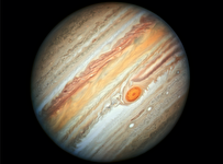 لکه سرخ بزرگ مشتری چگونه تغذیه می‌شود؟