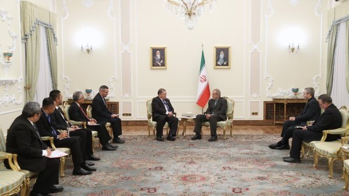 پزشکیان: روابط دوستانه با مالزی را مستحکمتر خواهیم کرد/ عبدل: ایران تکیهگاهی مطمئن برای جهان اسلام است