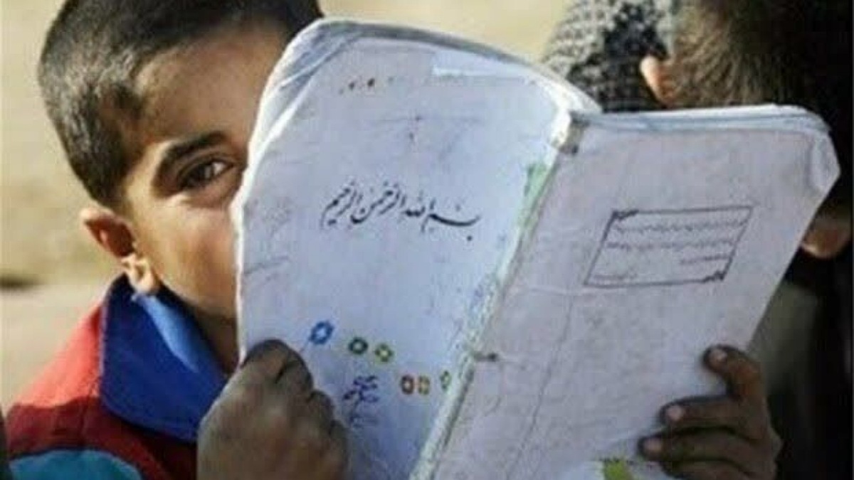 انگار هنوز کودکانی هستند که قرار است به هر بهانهای مهر امسال هم پشت درهای بسته مدارس جا بمانند انگار هنوز کودکانی هستند که قرار است به هر بهانهای مهر امسال هم پشت درهای بسته مدارس جا بمانند