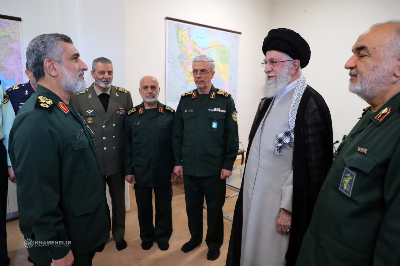 اعطای «نشان فتح» به سردار حاجیزاده از سوی رهبر انقلاب +عکس اعطای «نشان فتح» به سردار حاجیزاده از سوی رهبر انقلاب +عکس