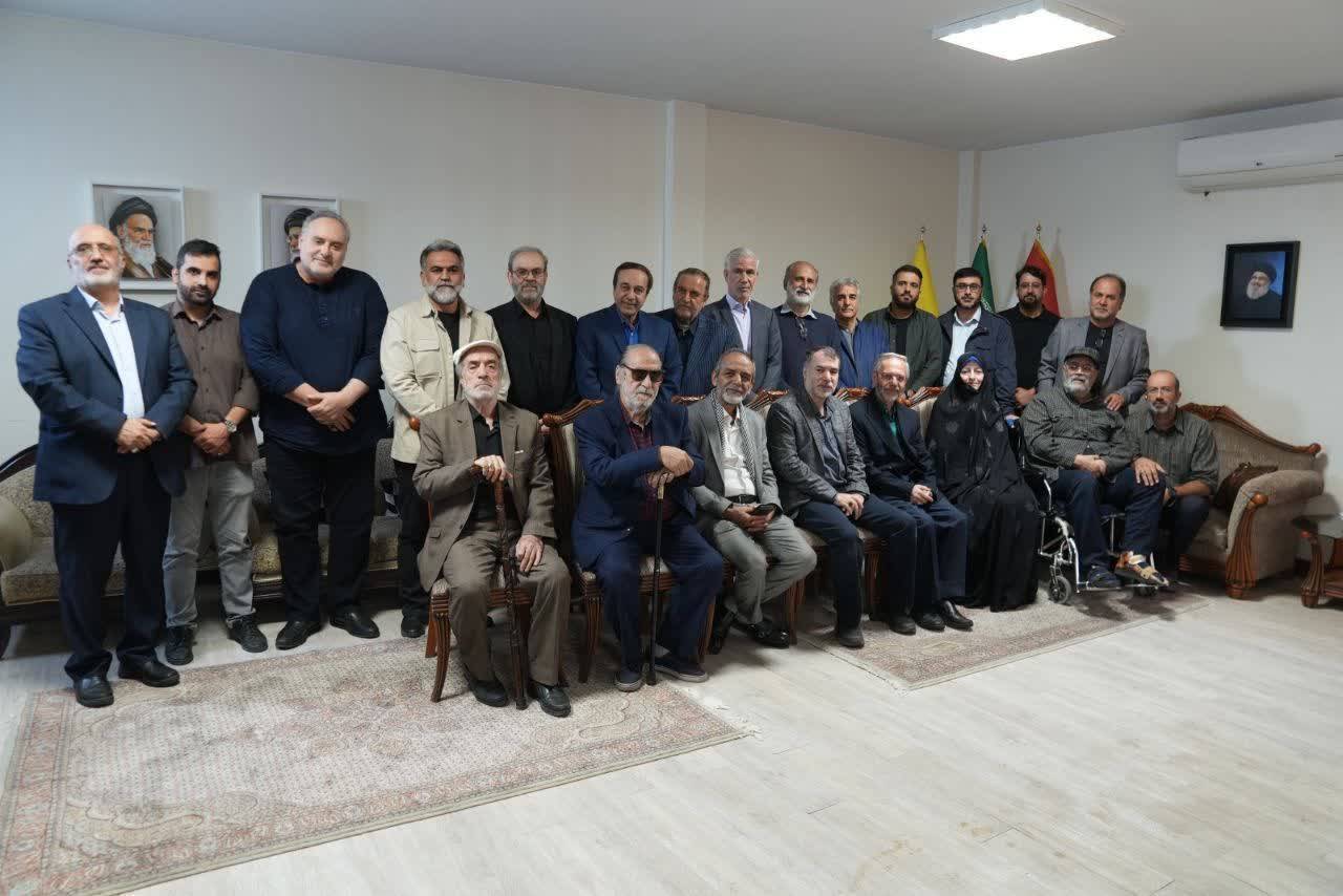 هنرمندان انقلابی در دفتر نمایندگی حزب‌الله در تهران حضور یافتند