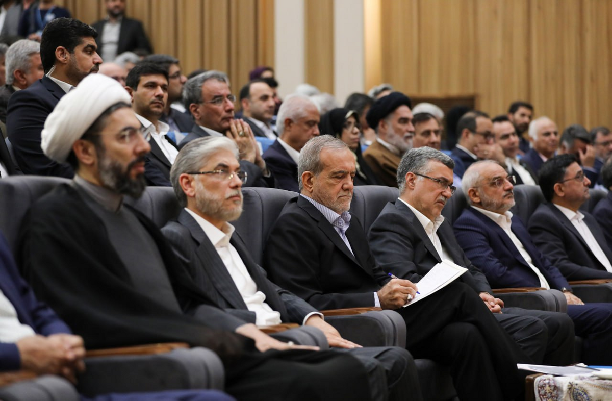 حاشیههای نشست رئیسجمهور با دانشجویان؛ از بیان درد و دل تا شنیدن صدای منتقد