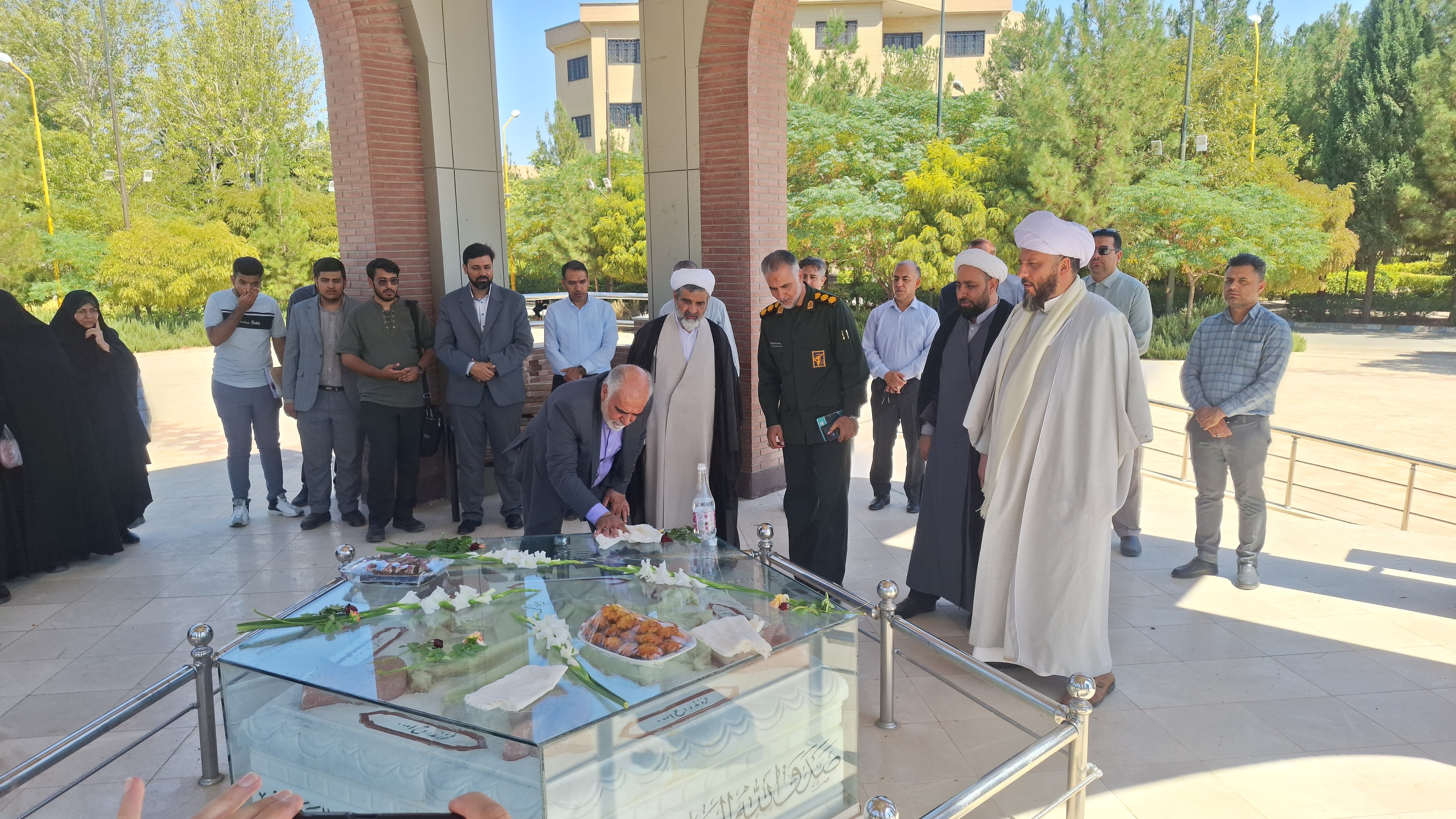 اگر به سبک شهدا زندگی کنیم در مسیر درست گام برخواهیم داشت اگر به سبک شهدا زندگی کنیم در مسیر درست گام برخواهیم داشت