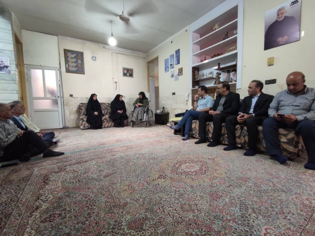 غبارروبی و عطرافشانی مزار شهدای گمنام توسط دانشگاهیان دانشگاه آزاد