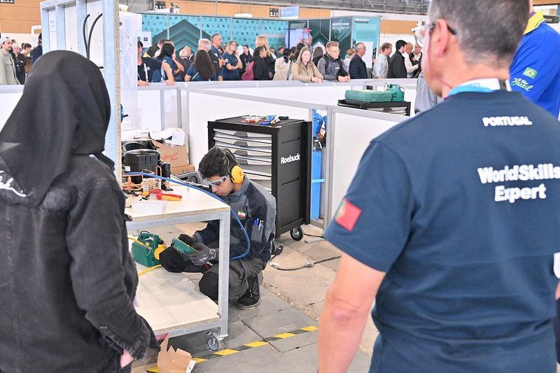 صعود از تعمیرگاه پدر تا رقابتهای جهانی مهارت پاریس/ جوانی که با تلاش و اراده نام ایران را جهانی کرد صعود از تعمیرگاه پدر تا رقابتهای جهانی مهارت پاریس/ جوانی که با تلاش و اراده نام ایران را جهانی کرد