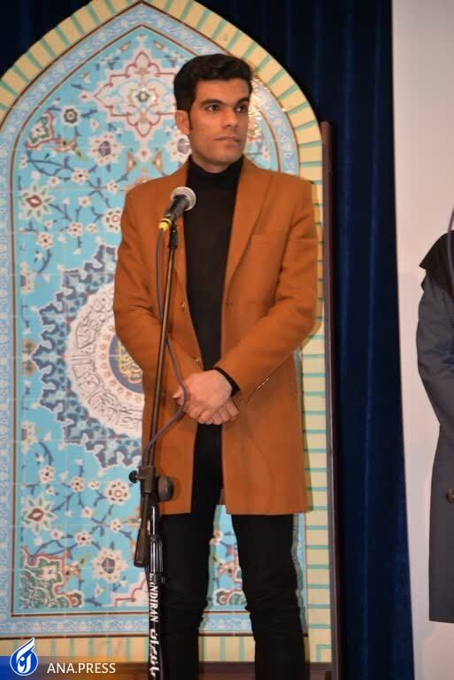 پلی از میان فرمولهای ریاضی به هنر و ادبیات؛ وقتی آقای دبیر مشاعره میکند پلی از میان فرمولهای ریاضی به هنر و ادبیات؛ وقتی آقای دبیر مشاعره میکند