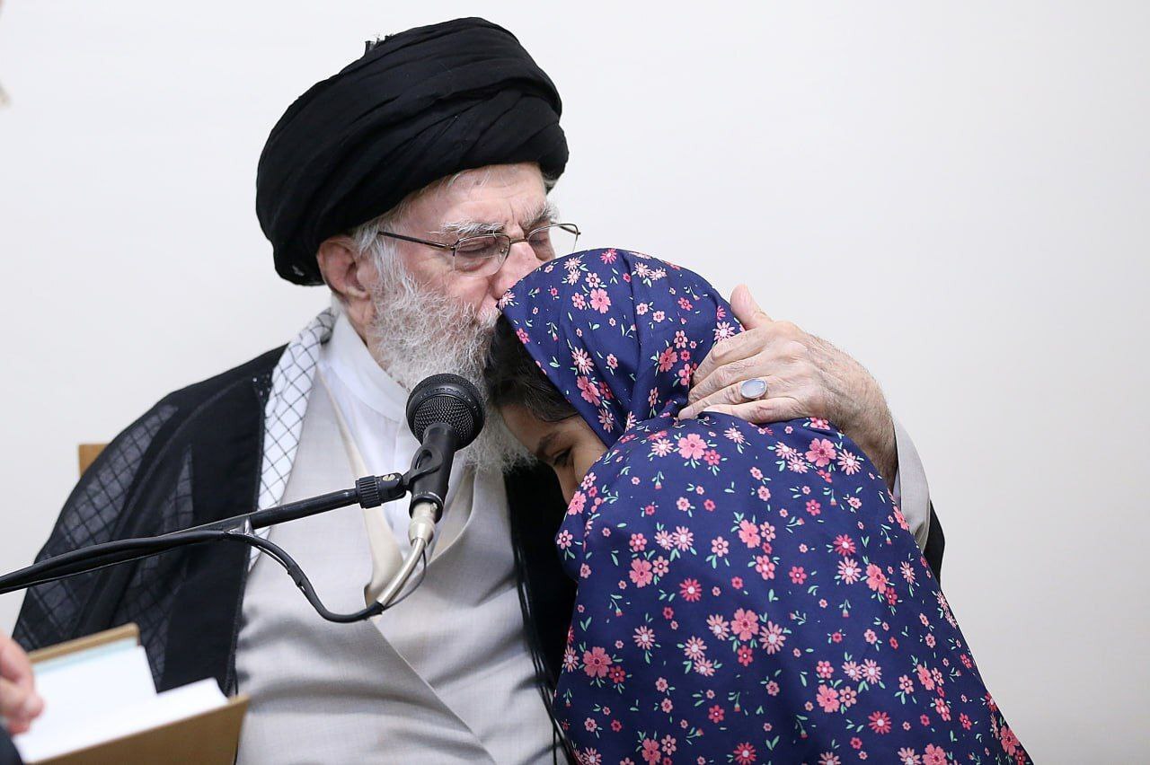 رهبر انقلاب: شهادت این عزیزان به دلیل دفاع از کشور و ملت شهادت برجسته و مهمی است رهبر انقلاب: شهادت این عزیزان به دلیل دفاع از کشور و ملت شهادت برجسته و مهمی است