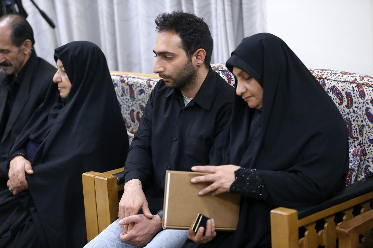 رهبر انقلاب: شهادت این عزیزان به دلیل دفاع از کشور و ملت شهادت برجسته و مهمی است رهبر انقلاب: شهادت این عزیزان به دلیل دفاع از کشور و ملت شهادت برجسته و مهمی است