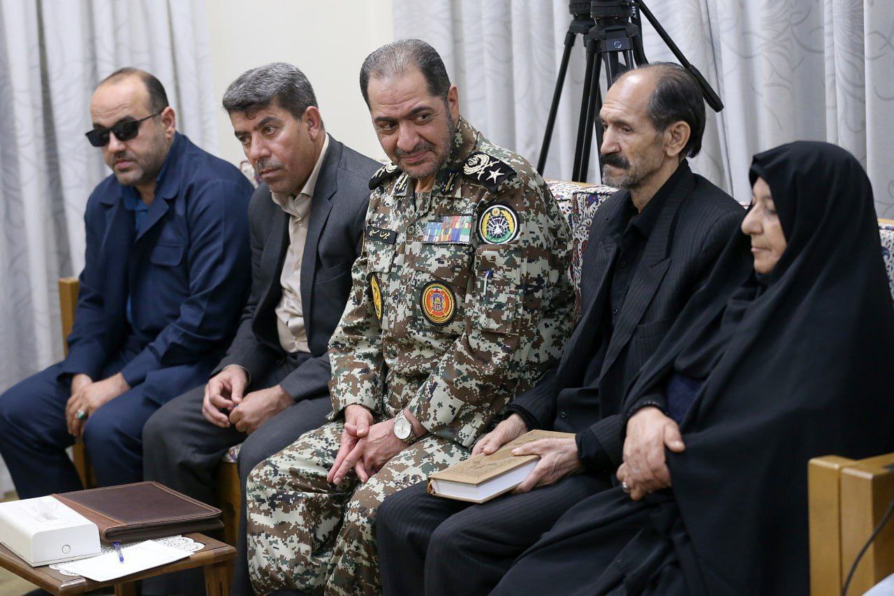 رهبر انقلاب: شهادت این عزیزان به دلیل دفاع از کشور و ملت شهادت برجسته و مهمی است رهبر انقلاب: شهادت این عزیزان به دلیل دفاع از کشور و ملت شهادت برجسته و مهمی است