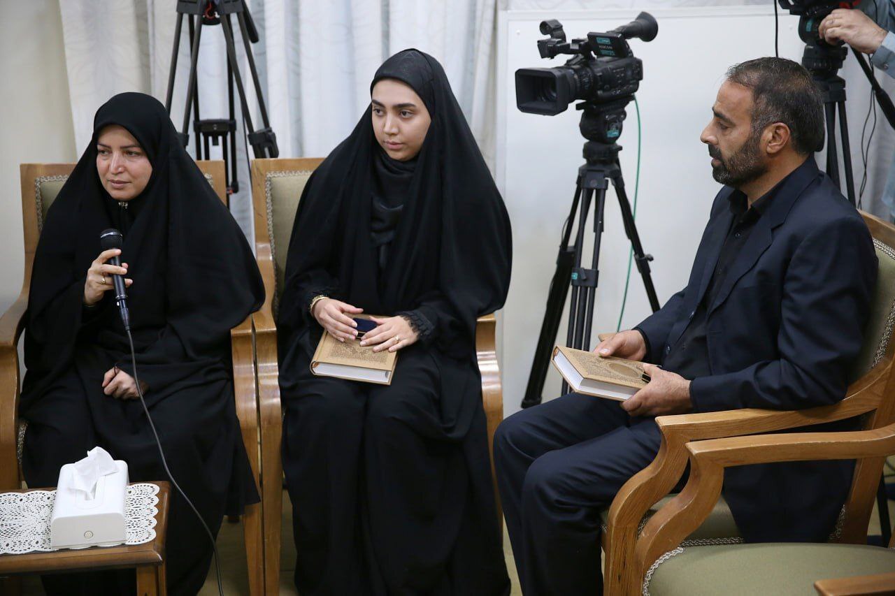 رهبر انقلاب: شهادت این عزیزان به دلیل دفاع از کشور و ملت شهادت برجسته و مهمی است رهبر انقلاب: شهادت این عزیزان به دلیل دفاع از کشور و ملت شهادت برجسته و مهمی است