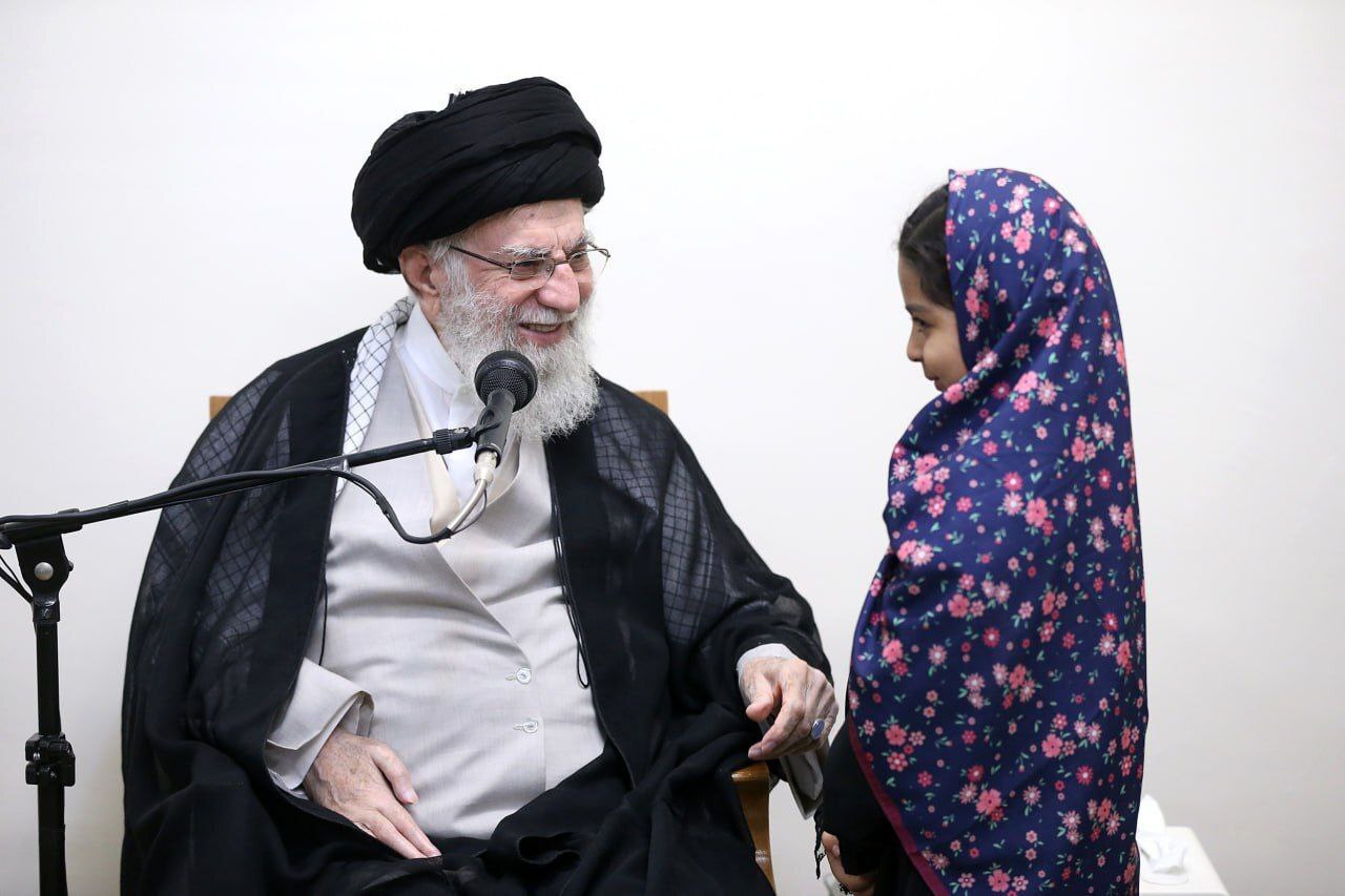 رهبر انقلاب: شهادت این عزیزان به دلیل دفاع از کشور و ملت شهادت برجسته و مهمی است رهبر انقلاب: شهادت این عزیزان به دلیل دفاع از کشور و ملت شهادت برجسته و مهمی است