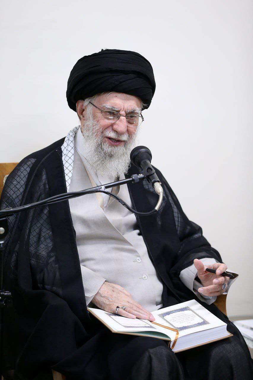 رهبر انقلاب: شهادت این عزیزان به دلیل دفاع از کشور و ملت شهادت برجسته و مهمی است رهبر انقلاب: شهادت این عزیزان به دلیل دفاع از کشور و ملت شهادت برجسته و مهمی است