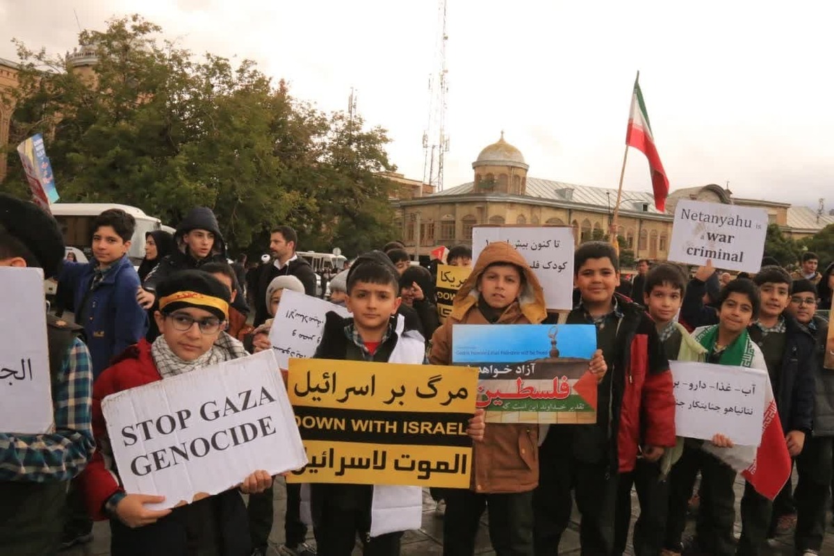 غریو «مرگ بر اسرائیل» و «مرگ بر آمریکا» دانشآموزان بر سر استکبار؛ همدردی با کودکان فلسطینی و لبنانی