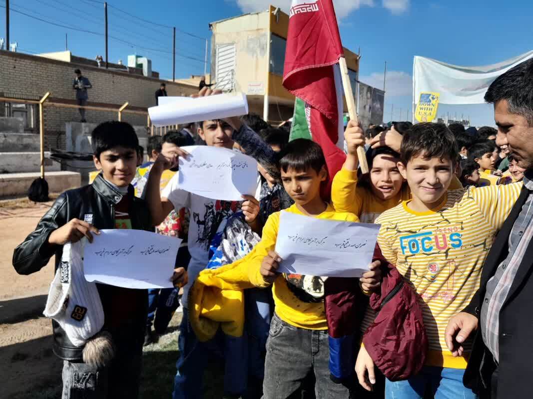 غریو «مرگ بر اسرائیل» و «مرگ بر آمریکا» دانش‌آموزان بر سر استکبار؛ همدردی با کودکان فلسطینی و لبنانی