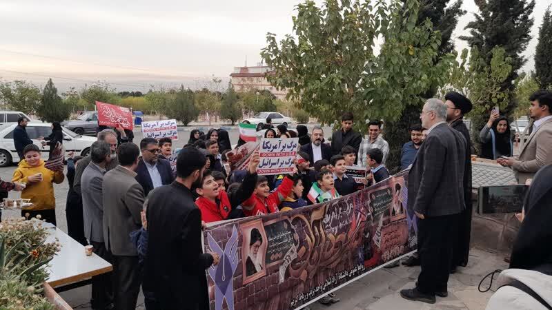 غریو «مرگ بر اسرائیل» و «مرگ بر آمریکا» دانش‌آموزان بر سر استکبار؛ همدردی با کودکان فلسطینی و لبنانی
