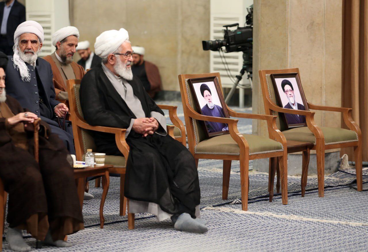 نمایندگان مجلس خبرگان رهبری با حضرت آیتالله خامنهای رهبر انقلاب اسلامی دیدار کردند نمایندگان مجلس خبرگان رهبری با حضرت آیتالله خامنهای رهبر انقلاب اسلامی دیدار کردند