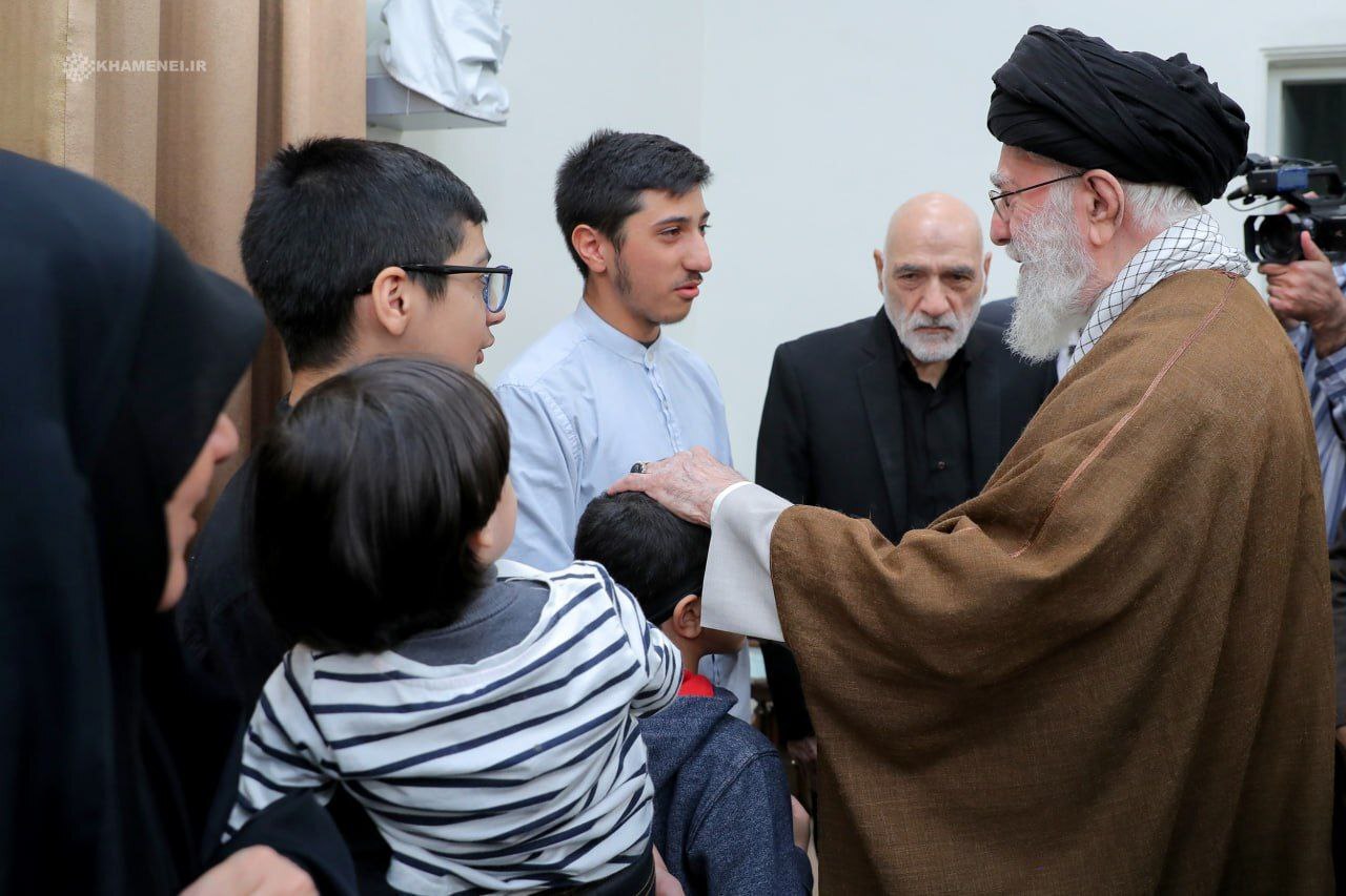 دیدار خانواده شهیدان کرباسی و عواضه با رهبر انقلاب دیدار خانواده شهیدان کرباسی و عواضه با رهبر انقلاب